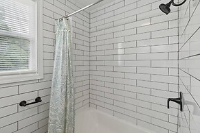 Chic Retreat Near Airport & Downtown Nashville by RedAwning