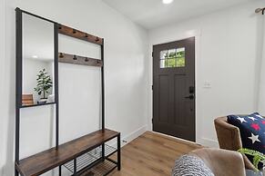 Chic Retreat Near Airport & Downtown Nashville by RedAwning