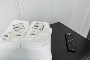 Chic Retreat Near Airport & Downtown Nashville by RedAwning