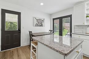 Chic Retreat Near Airport & Downtown Nashville by RedAwning