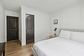 Chic Retreat Near Airport & Downtown Nashville by RedAwning