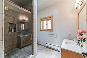 Compass Rose Reserve 2 Bedroom Home by RedAwning