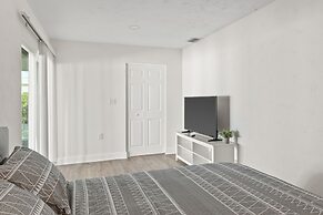 Sunny Palmetto Oasis: 4br Home With Private Pool 4 Bedroom Home by Red