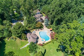 Serene Haven: Stunning Yard, Pool, And Views 4 Bedroom Home by RedAwni