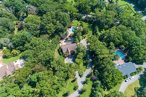 Serene Haven: Stunning Yard, Pool, And Views 4 Bedroom Home by RedAwni