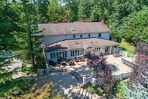 Serene Haven: Stunning Yard, Pool, And Views 4 Bedroom Home by RedAwni