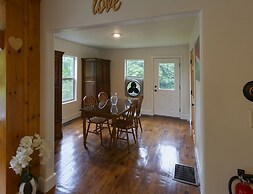 Qutie Pie House 2 Bedroom Home by RedAwning