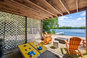 Idyllic Lakeside Getaway 4 Bedroom Home by RedAwning