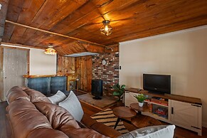 Idyllic Lakeside Getaway 4 Bedroom Home by RedAwning