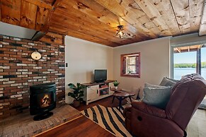 Idyllic Lakeside Getaway 4 Bedroom Home by RedAwning