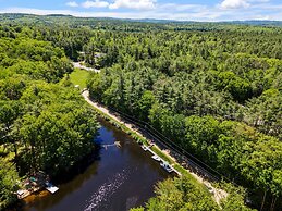 Idyllic Lakeside Getaway 4 Bedroom Home by RedAwning