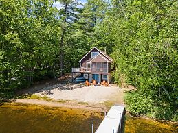 Idyllic Lakeside Getaway 4 Bedroom Home by RedAwning
