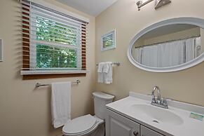 Idyllic Lakeside Getaway 4 Bedroom Home by RedAwning