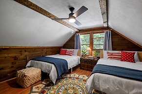 Idyllic Lakeside Getaway 4 Bedroom Home by RedAwning