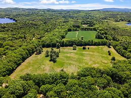 Idyllic Lakeside Getaway 4 Bedroom Home by RedAwning