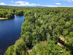 Idyllic Lakeside Getaway 4 Bedroom Home by RedAwning