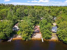 Idyllic Lakeside Getaway 4 Bedroom Home by RedAwning