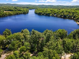 Idyllic Lakeside Getaway 4 Bedroom Home by RedAwning