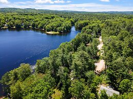 Idyllic Lakeside Getaway 4 Bedroom Home by RedAwning