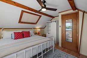 Idyllic Lakeside Getaway 4 Bedroom Home by RedAwning