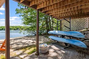 Idyllic Lakeside Getaway 4 Bedroom Home by RedAwning