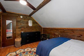 Idyllic Lakeside Getaway 4 Bedroom Home by RedAwning