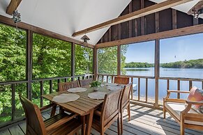 Idyllic Lakeside Getaway 4 Bedroom Home by RedAwning