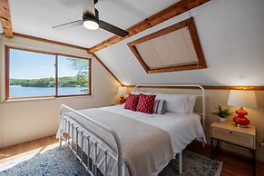 Idyllic Lakeside Getaway 4 Bedroom Home by RedAwning