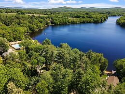 Idyllic Lakeside Getaway 4 Bedroom Home by RedAwning