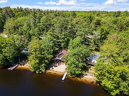 Idyllic Lakeside Getaway 4 Bedroom Home by RedAwning