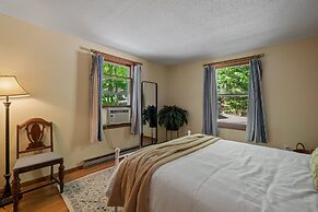 Idyllic Lakeside Getaway 4 Bedroom Home by RedAwning