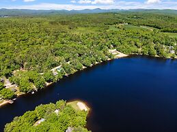 Idyllic Lakeside Getaway 4 Bedroom Home by RedAwning