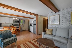 Idyllic Lakeside Getaway 4 Bedroom Home by RedAwning