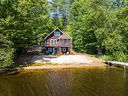 Idyllic Lakeside Getaway 4 Bedroom Home by RedAwning