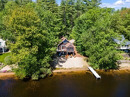 Idyllic Lakeside Getaway 4 Bedroom Home by RedAwning