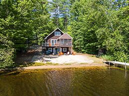 Idyllic Lakeside Getaway 4 Bedroom Home by RedAwning