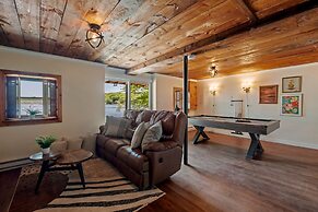 Idyllic Lakeside Getaway 4 Bedroom Home by RedAwning