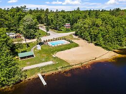 Idyllic Lakeside Getaway 4 Bedroom Home by RedAwning