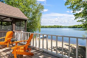 Idyllic Lakeside Getaway 4 Bedroom Home by RedAwning