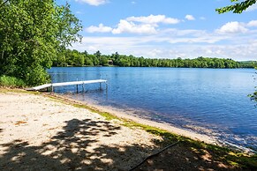 Idyllic Lakeside Getaway 4 Bedroom Home by RedAwning