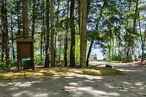 Idyllic Lakeside Getaway 4 Bedroom Home by RedAwning