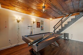 Idyllic Lakeside Getaway 4 Bedroom Home by RedAwning