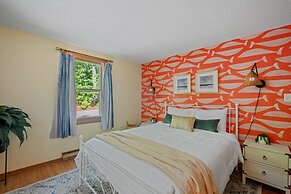 Idyllic Lakeside Getaway 4 Bedroom Home by RedAwning