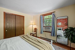 Idyllic Lakeside Getaway 4 Bedroom Home by RedAwning