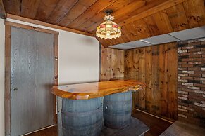 Idyllic Lakeside Getaway 4 Bedroom Home by RedAwning