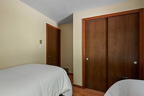 Idyllic Lakeside Getaway 4 Bedroom Home by RedAwning