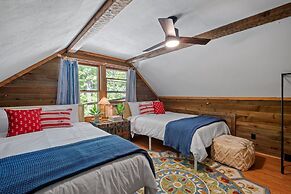 Idyllic Lakeside Getaway 4 Bedroom Home by RedAwning