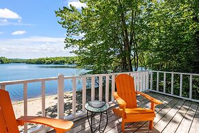 Idyllic Lakeside Getaway 4 Bedroom Home by RedAwning