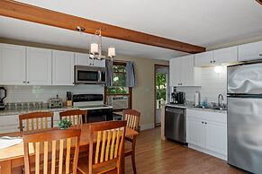 Idyllic Lakeside Getaway 4 Bedroom Home by RedAwning