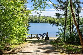 Idyllic Lakeside Getaway 4 Bedroom Home by RedAwning